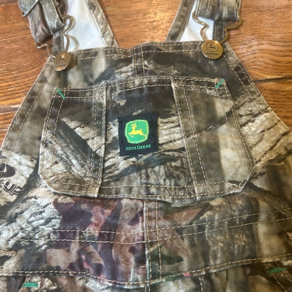 ❌SOLD❌John Deere Toddler Bib Overalls Size 2T Adjustable Mossy Oak Camo Unisex - Picture 2 of 6